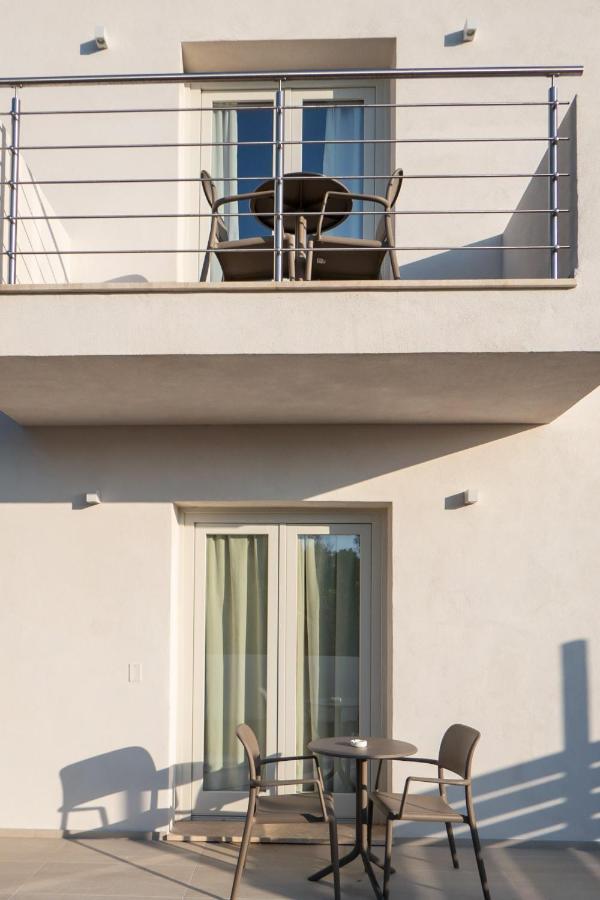 Villa Est San Teodoro  Eksteriør bilde